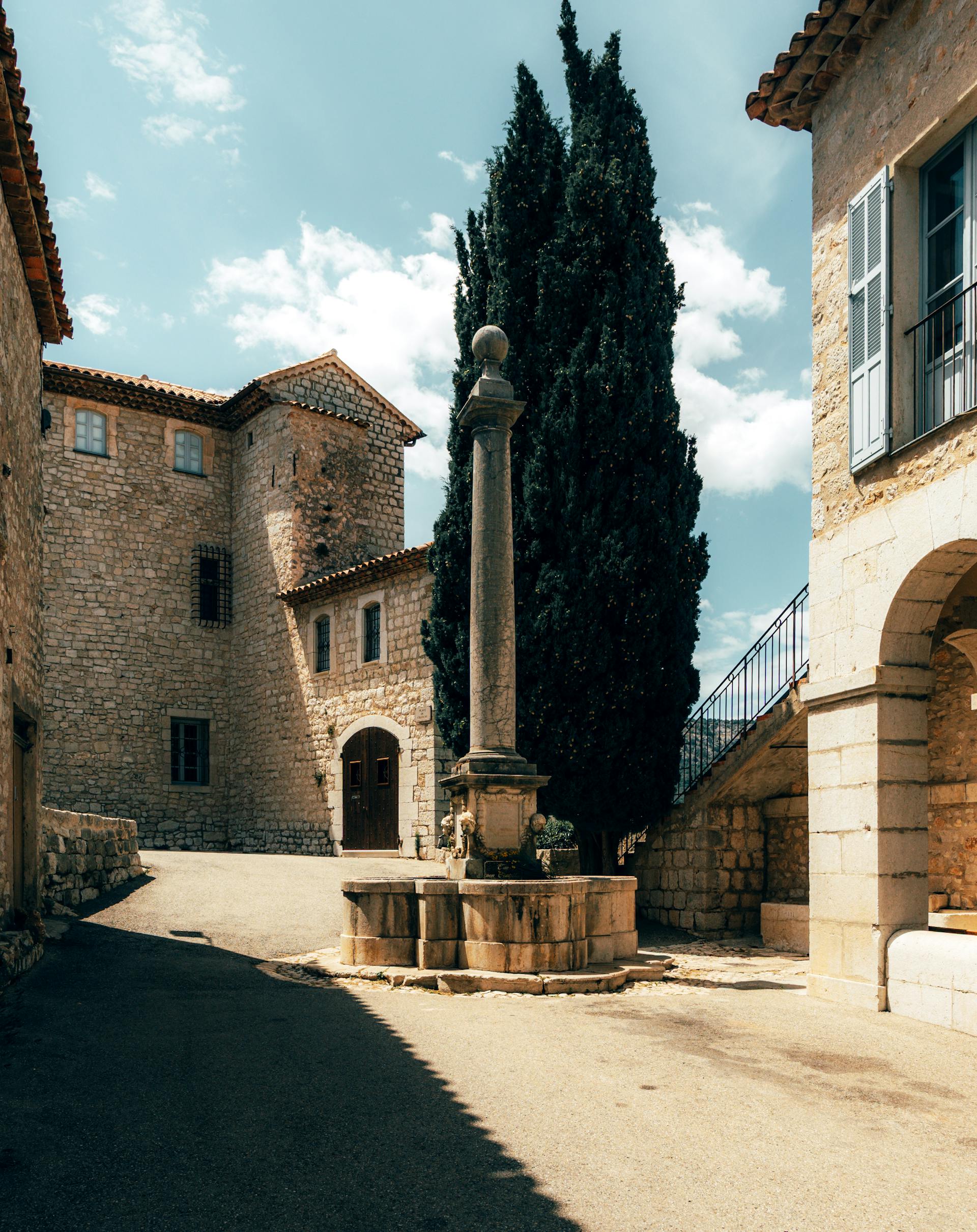 Ruelle médiévale de Saint-Paul-de-Vence, contexte des établissements partenaires.